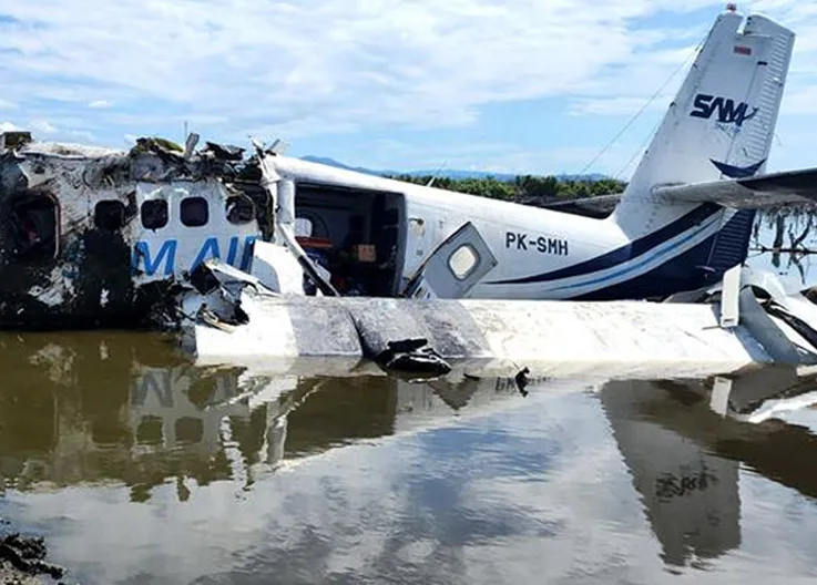 Horrific Crash at Panua Airport: Sam Air Plane Crashes into Swamp!