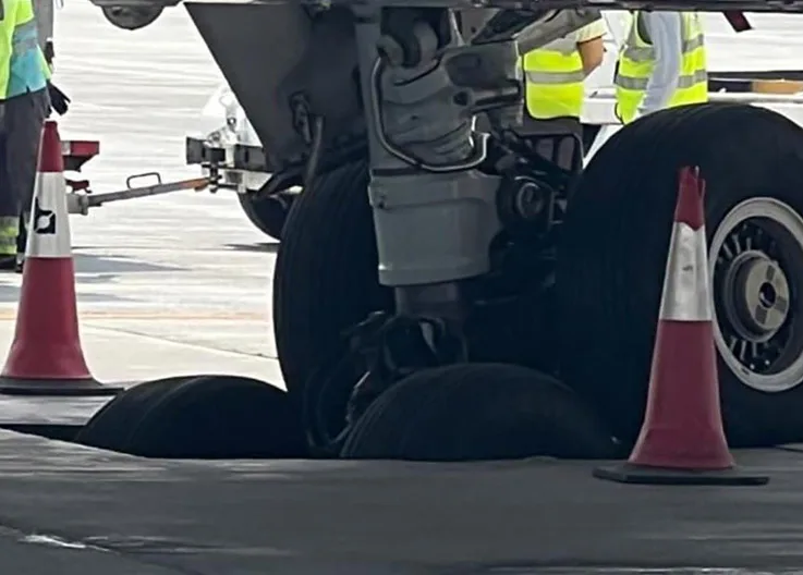 Qatar Airways Boeing 787 Stuck in Drainage Ditch at Doha Airport