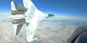 Dangerous Close Encounter Between Russian Su-35 and U.S. F-16
