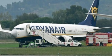 Ryanair Plane Causes Crisis in Milan: All Tires Burst During 737 MAX Landing, Stranded on Runway