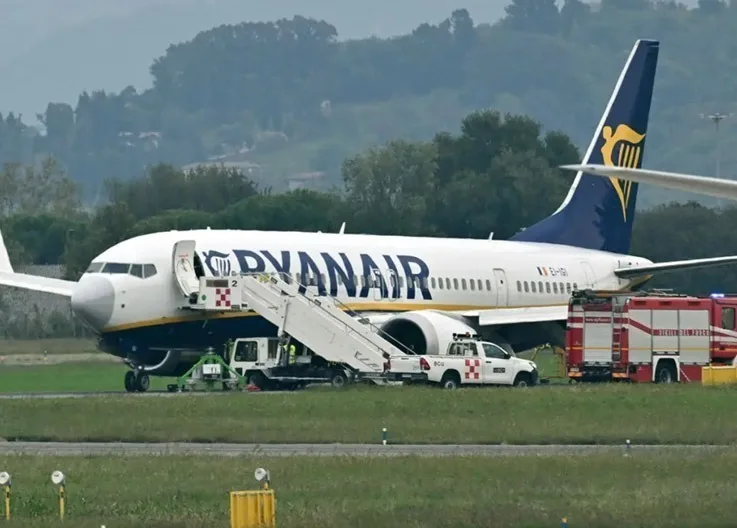 Ryanair Plane Causes Crisis in Milan: All Tires Burst During 737 MAX Landing, Stranded on Runway