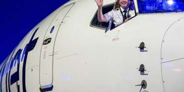 A Day in the Life of AJet’s Female Pilot Özge Atakan: "Being a Female Pilot is an Honor"