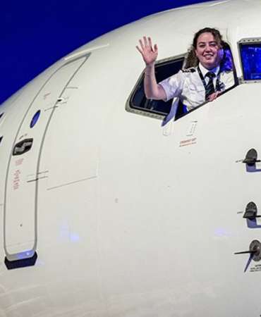 A Day in the Life of AJet’s Female Pilot Özge Atakan: "Being a Female Pilot is an Honor"