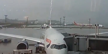 British Airways Plane Struck by Lightning! How Safe Are Planes Hit by Lightning?