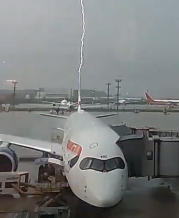British Airways Plane Struck by Lightning! How Safe Are Planes Hit by Lightning?