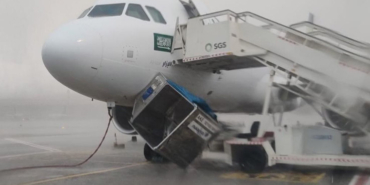 Storm Chaos at Jeddah Airport: Luggage Flew Through the Air!