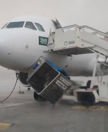 Storm Chaos at Jeddah Airport: Luggage Flew Through the Air!