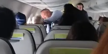 Panic on Alaska Airlines Flight! Passenger with Psychosis Causes Chaos