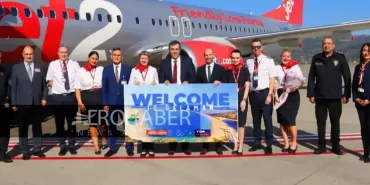 First Group of Tourists from the UK Welcomed with Flowers in Dalaman