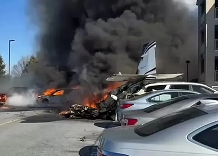 Horror in the Air! The Plane Crashed in the Parking Lot, Burned Up in Flames!