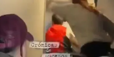Shocking Moments on the Airplane! The passenger who tried to open the emergency exit door was stopped with difficulty!