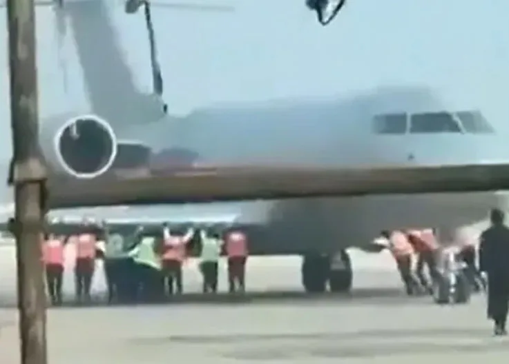 Aeroplane Pushed by Hand in India Sparks Aviation Safety Debate