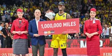 Khem Birch Receives “Flight Time Champion” Award from Turkish Airlines