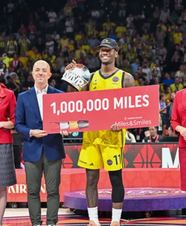 Khem Birch Receives “Flight Time Champion” Award from Turkish Airlines