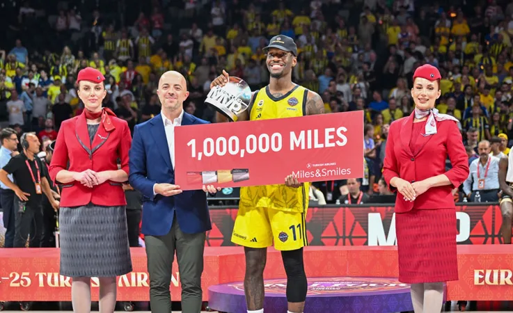 Khem Birch Receives “Flight Time Champion” Award from Turkish Airlines