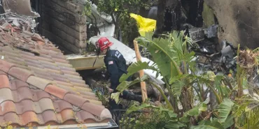 Van’s RV-10 Model Plane Crashes Into Homes