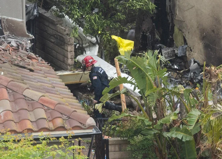 Van’s RV-10 Model Plane Crashes Into Homes