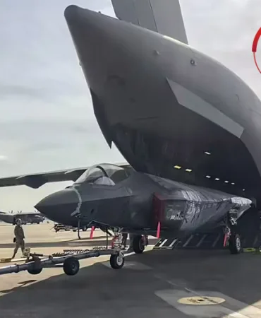 Expert Team from the UK Arrives for F-35B Repair
