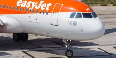Nightmare on EasyJet Flight: Passenger Tried to Enter Cockpit, Handed Over to Police