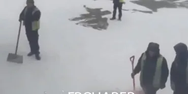 Moscow Airport Paralysed: Aircraft Stranded in Snowbank