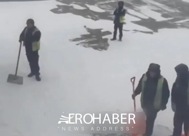 Moscow Airport Paralysed: Aircraft Stranded in Snowbank