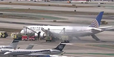 United Airlines 787-9 Aircraft Made an Emergency Landing at LAX