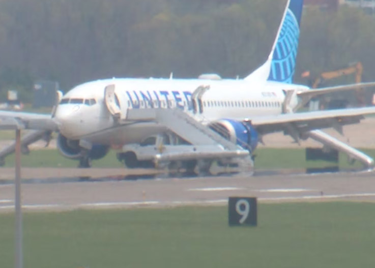 Terrifying Moments on a United Airlines Flight! Passengers Evacuated via Slides 1 Accidents and Incidents Aviation News United Airlines Terrifying Moments on a United Airlines Flight! Passengers Evacuated via Slides