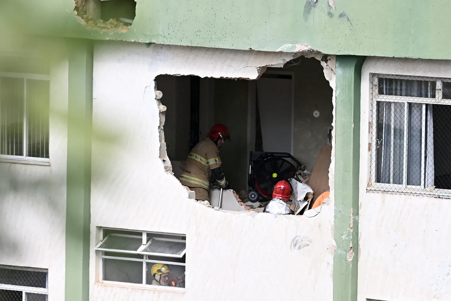 Small Plane Crashes Into Apartment Building in Brazil: 3 Dead, 2 Injured 2 Accidents and Incidents Aviation News Small Plane Small Plane Crashes Into Apartment Building in Brazil: 3 Dead, 2 Injured