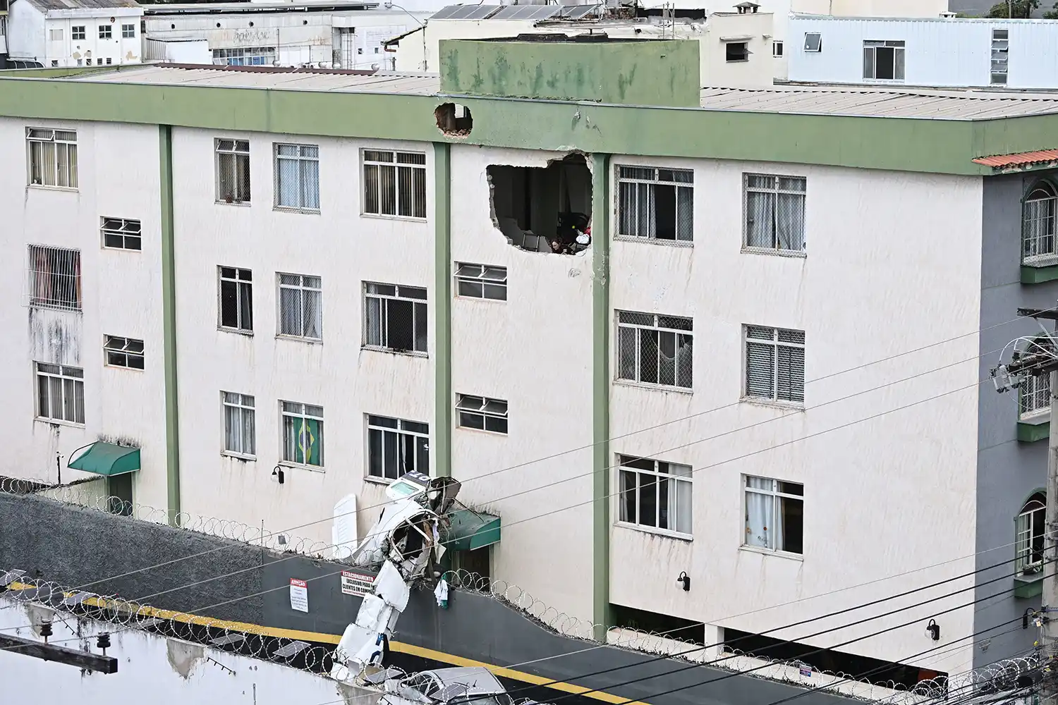 Small Plane Crashes Into Apartment Building in Brazil: 3 Dead, 2 Injured 3 Accidents and Incidents Aviation News Small Plane Small Plane Crashes Into Apartment Building in Brazil: 3 Dead, 2 Injured
