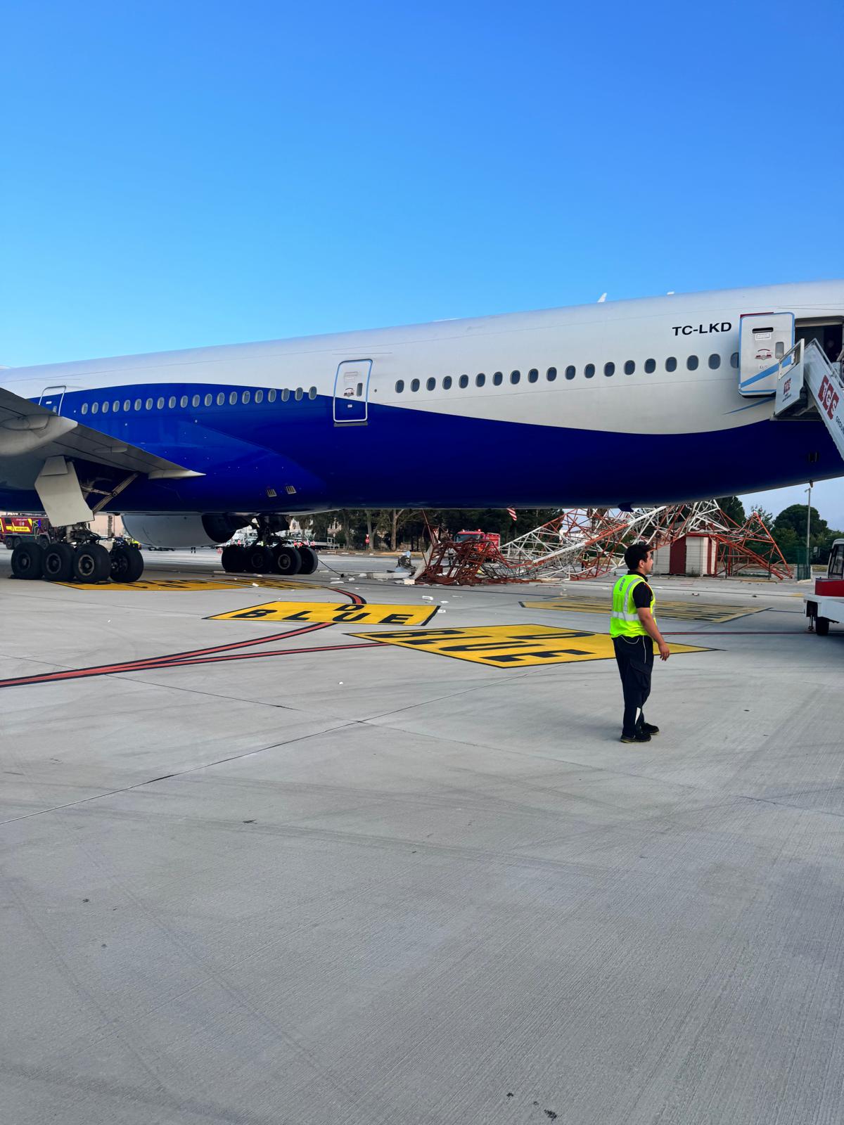 Turkish Airlines’ Boeing 777 operating flight TK2430 from Istanbul to Antalya made contact with a radar antenna pole at Antalya Airport, and passengers were safely evacuated.