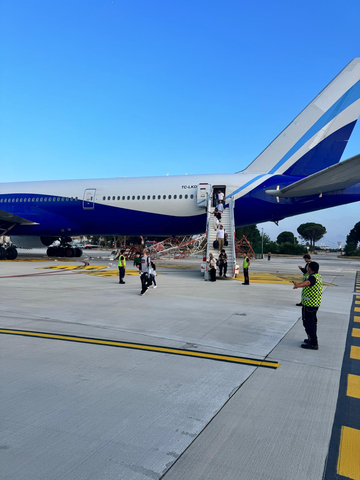 Turkish Airlines’ Boeing 777 operating flight TK2430 from Istanbul to Antalya made contact with a radar antenna pole at Antalya Airport, and passengers were safely evacuated.