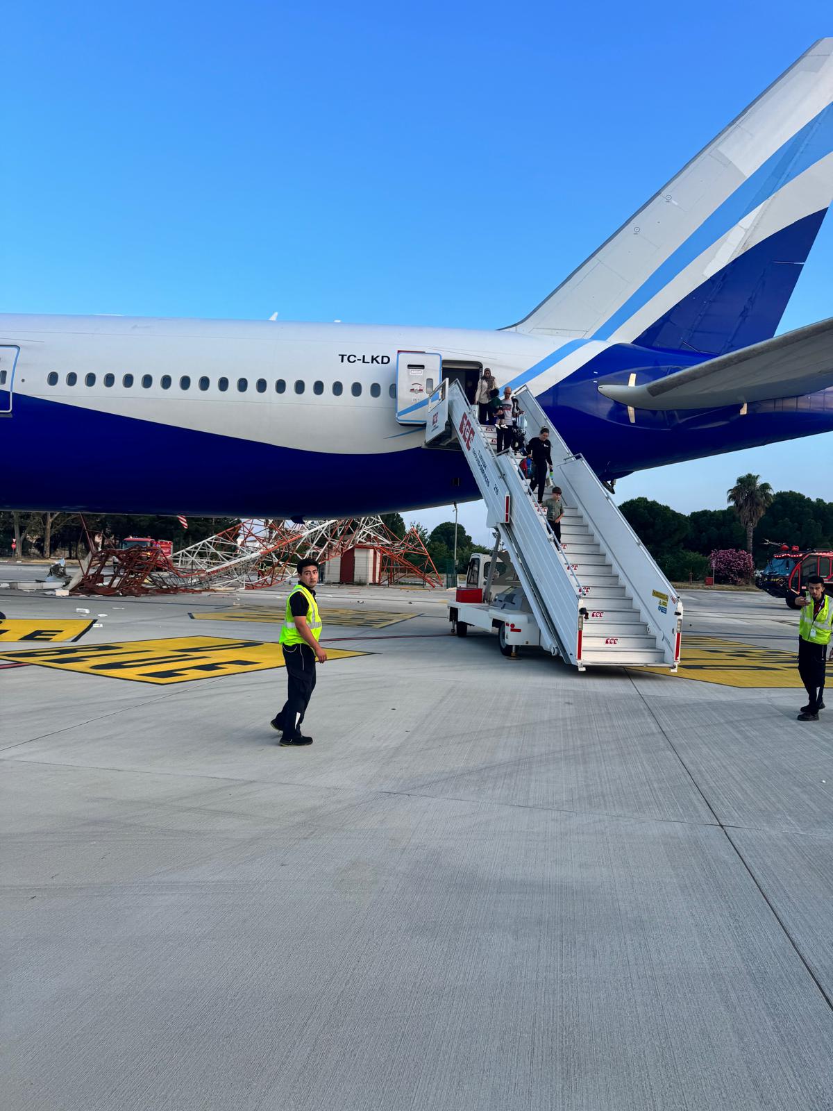 Turkish Airlines’ Boeing 777 operating flight TK2430 from Istanbul to Antalya made contact with a radar antenna pole at Antalya Airport, and passengers were safely evacuated.