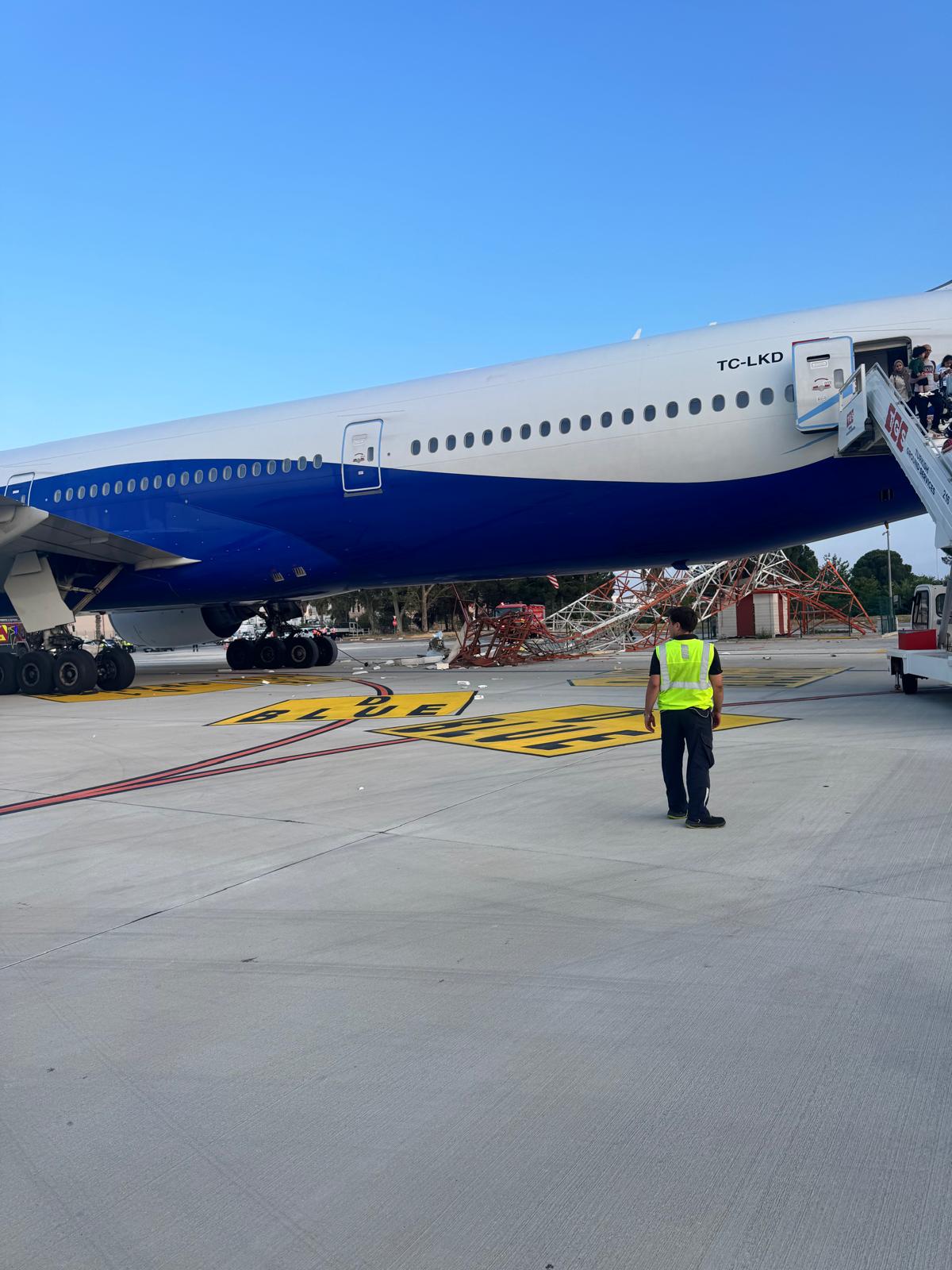 Turkish Airlines’ Boeing 777 operating flight TK2430 from Istanbul to Antalya made contact with a radar antenna pole at Antalya Airport, and passengers were safely evacuated.