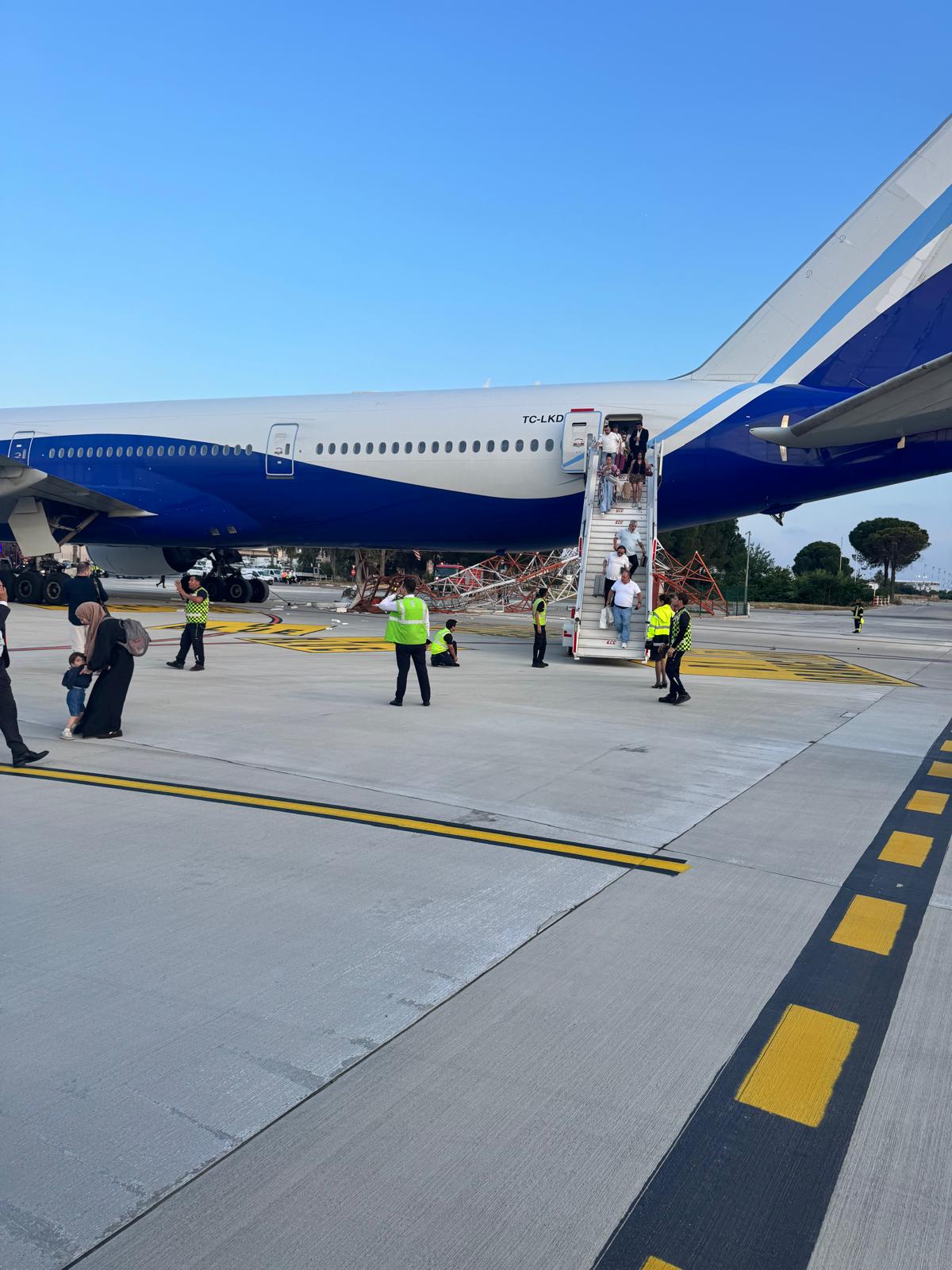 Turkish Airlines’ Boeing 777 operating flight TK2430 from Istanbul to Antalya made contact with a radar antenna pole at Antalya Airport, and passengers were safely evacuated.