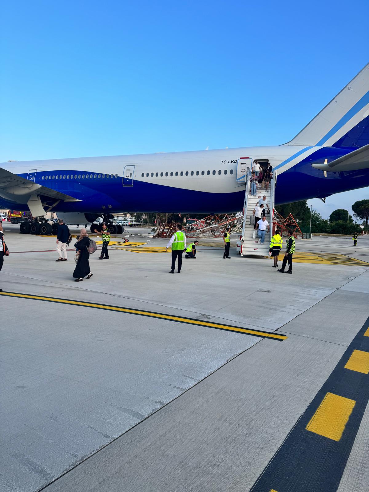 Turkish Airlines’ Boeing 777 operating flight TK2430 from Istanbul to Antalya made contact with a radar antenna pole at Antalya Airport, and passengers were safely evacuated.