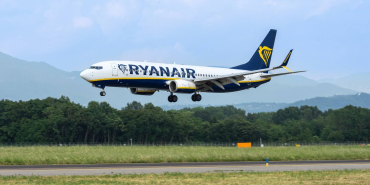 a-ryanair-boeing-737-800-is-landing-at-bgy-the-bergamo-milano-international-airport