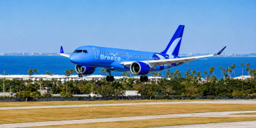 breeze-airways-a220-300-landing-at-tampa