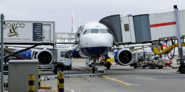 british-airways-aircraft-at-gate-at-london-heathrow-airport