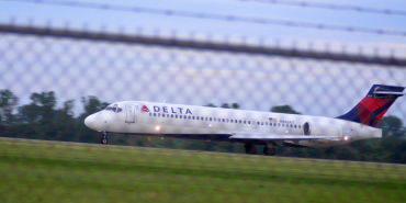 delta-air-lines-boeing-717-200-operating-as-dl1396-departs-the-regional-airfield