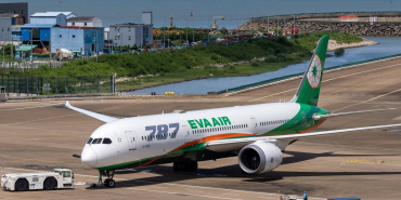 eva_air_boeing_787-9_b-17882_pushback_-2-_cropped