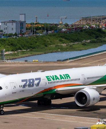 eva_air_boeing_787-9_b-17882_pushback_-2-_cropped