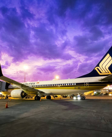 singapore-airlines-737-max-8-at-gate