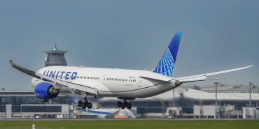united-airlines-boeing-787-9-landing-at-brussels