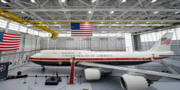 vc-25b-bridge-air-force-one-official-photo