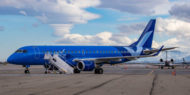 a-breeze-airways-embraer-e190ar-parked-at-the-salt-lake-international-airport