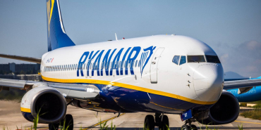 a-ryanair-boeing-737-8as-taxis