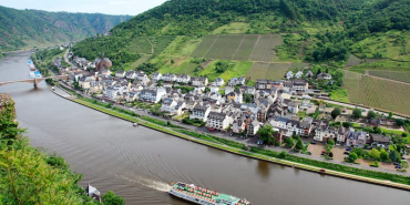 a-tour-boat-on-the-rhine-2026-03-11-00-56-14-utc-1