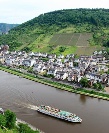 a-tour-boat-on-the-rhine-2026-03-11-00-56-14-utc-1