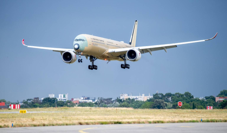 a350-1000ulr-msn707-qantas-first-flight-landing_ai-pho-0383-08-04_cropped