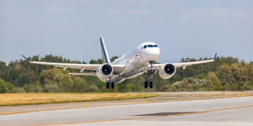 air_france_takeoff-3air-france-a220